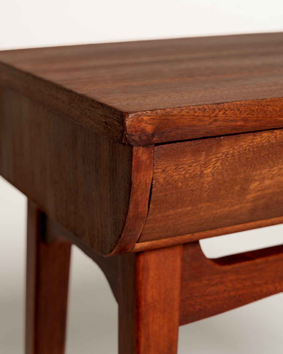 Comodino scandinavo con cassetto e vano aperto