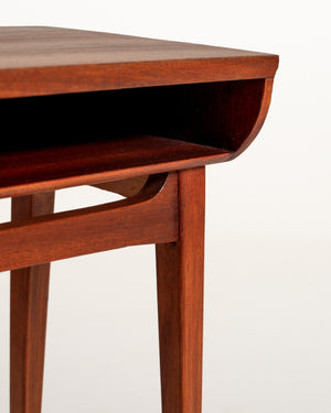Comodino scandinavo con cassetto e vano aperto