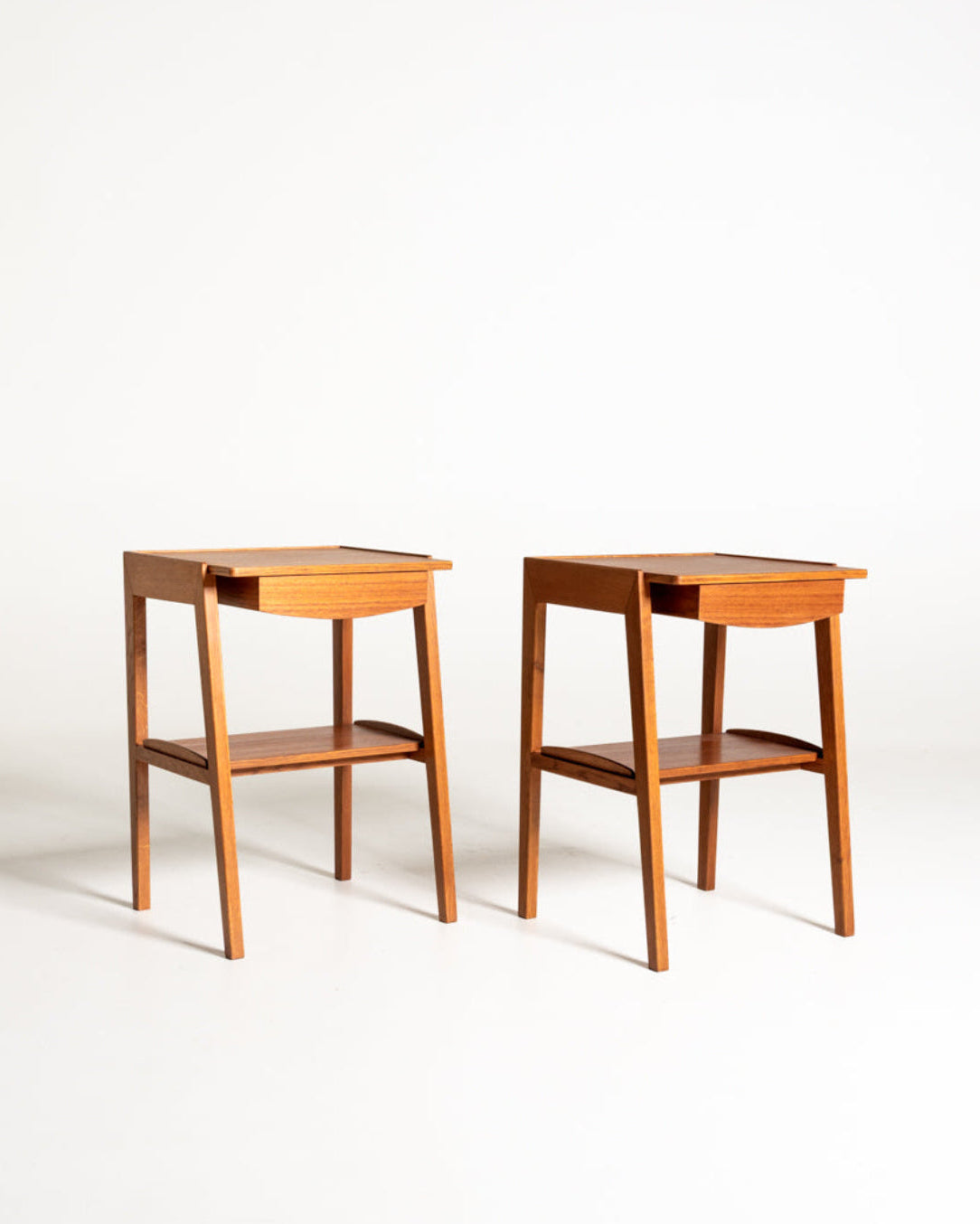 Coppia di comodini in teak con vassoio removibile, Scandinavia, anni ’50/’60