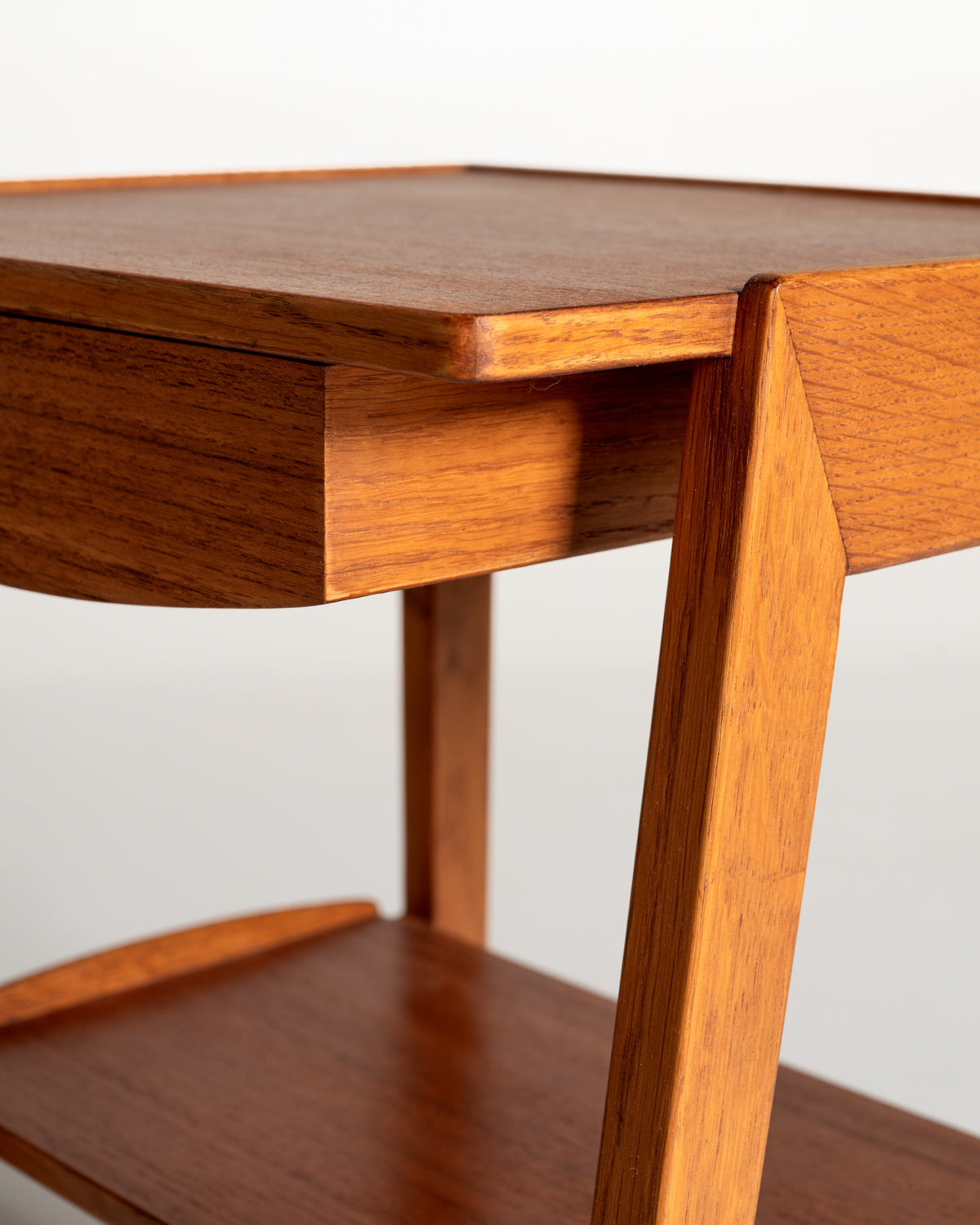 Coppia di comodini in teak con vassoio removibile, Scandinavia, anni ’50/’60