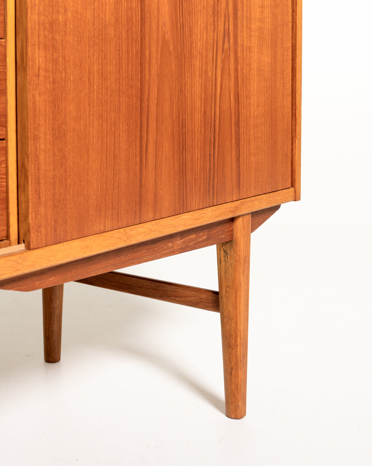Highboard scandinavo in teak e rovere, anni ’60