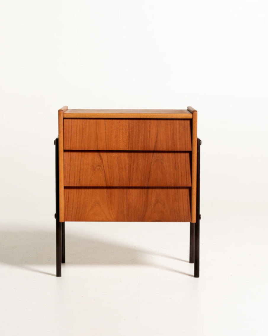 Comodino con cassetti a tegola, in teak e metallo