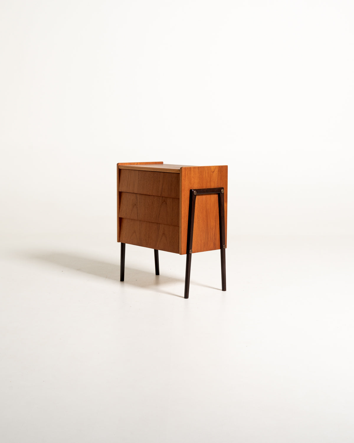 Comodino con cassetti a tegola, in teak e metallo