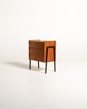 Comodino con cassetti a tegola, in teak e metallo