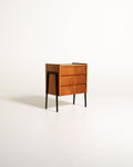 Comodino con cassetti a tegola, in teak e metallo