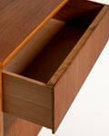 Comodino con cassetti a tegola, in teak e metallo