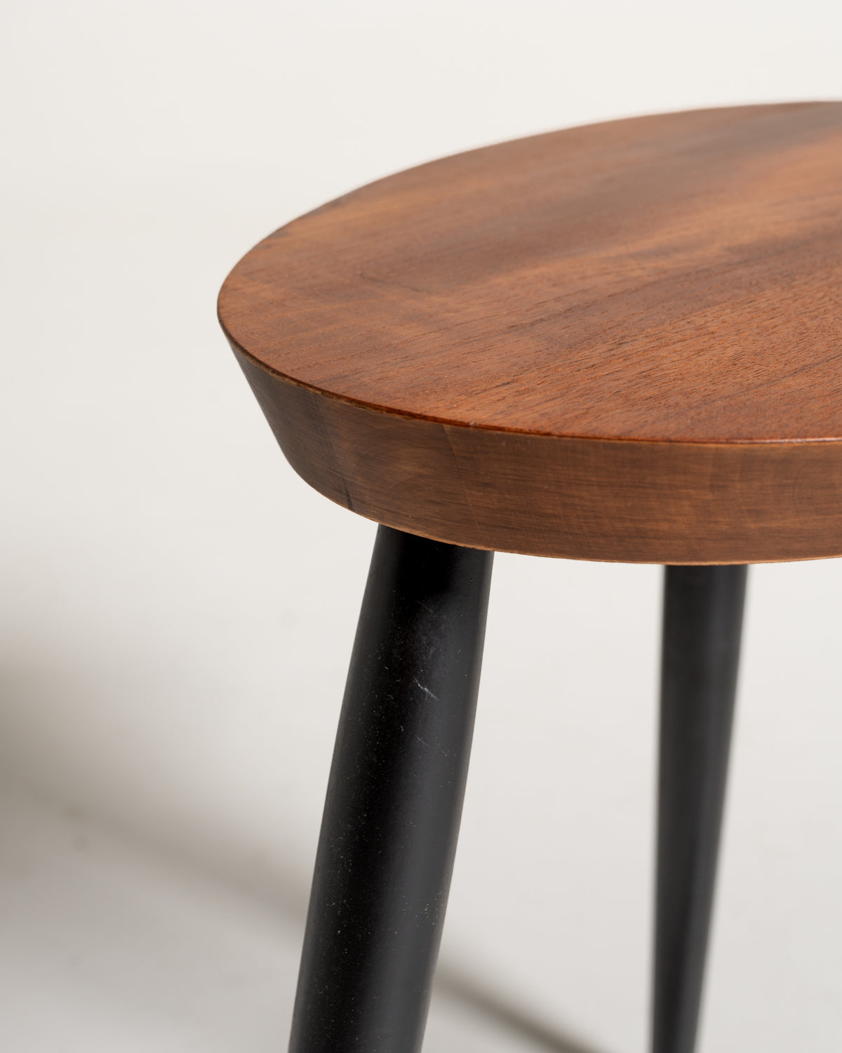 Sgabello con top a tavolozza in teak, Scandinavia, anni ’50