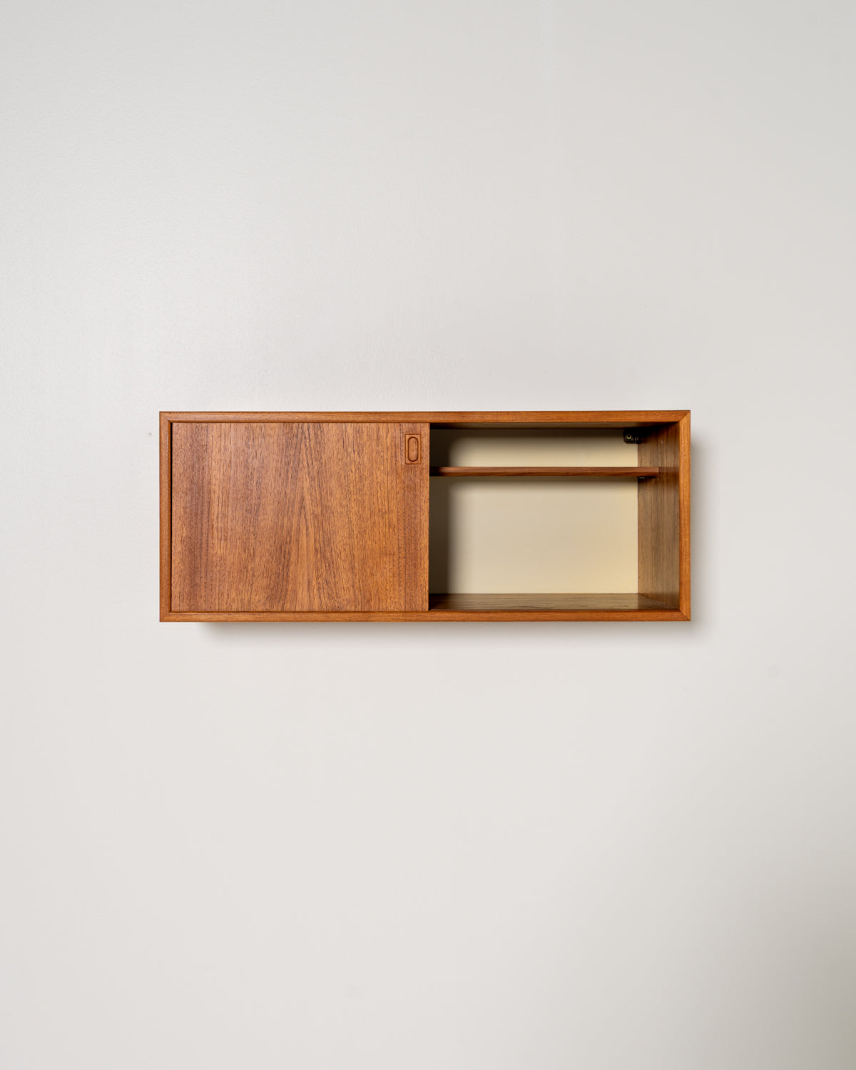 Piccolo cabinet pensile in teak, Scandinavia, anni ’60
