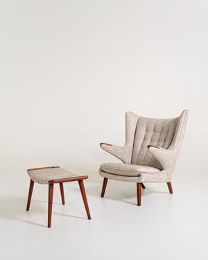 Poltrona “Papa Bear” con poggiapiedi di Hans J. Wegner per A.P. Stolen, Danimarca, anni ’50