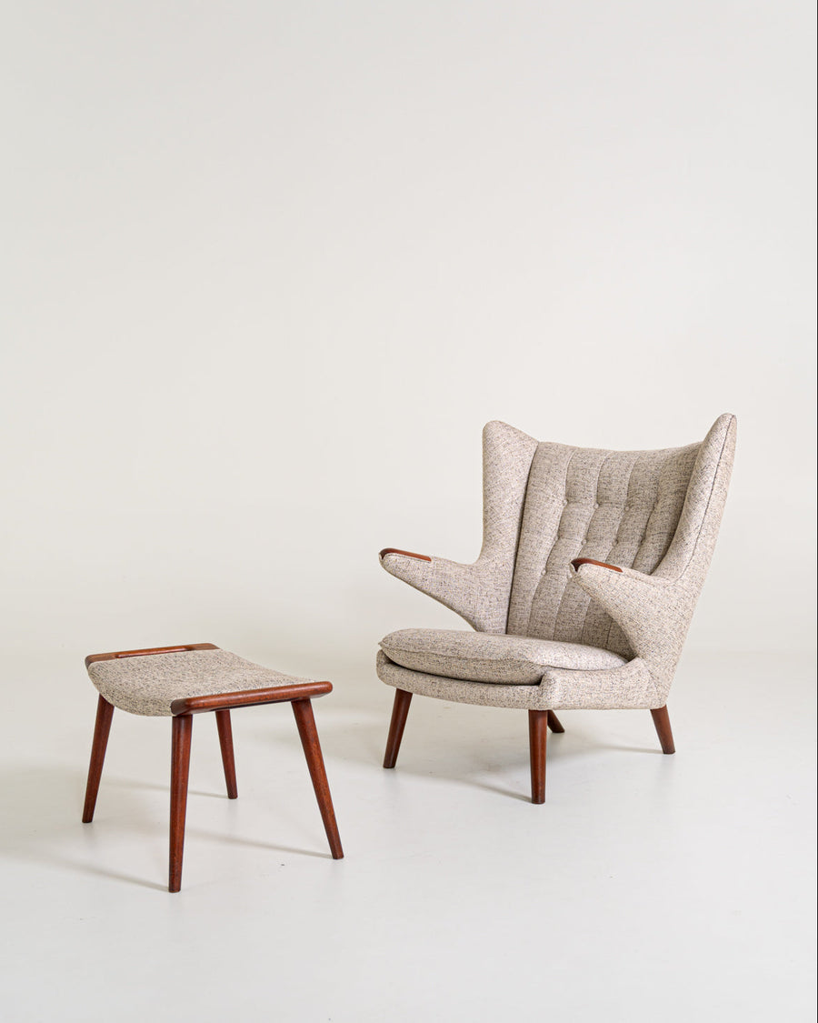 Poltrona “Papa Bear” con poggiapiedi di Hans J. Wegner per A.P. Stolen, Danimarca, anni ’50