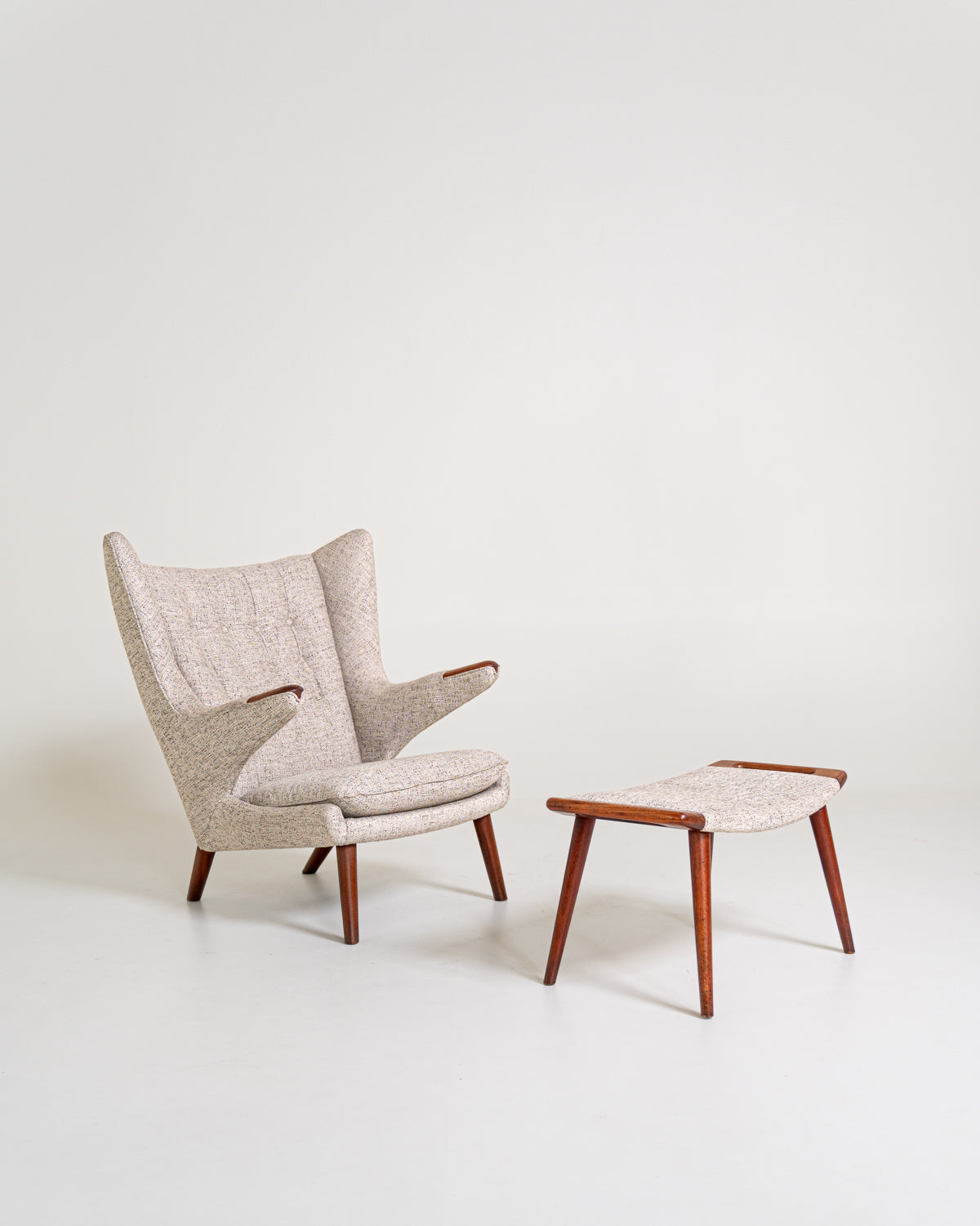 Poltrona “Papa Bear” con poggiapiedi di Hans J. Wegner per A.P. Stolen, Danimarca, anni ’50