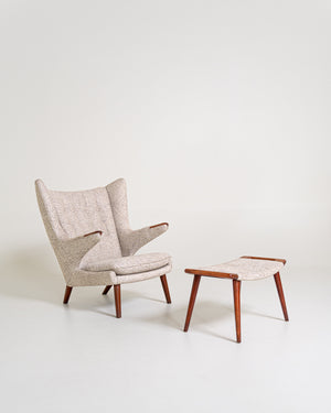 Poltrona “Papa Bear” con poggiapiedi di Hans J. Wegner per A.P. Stolen, Danimarca, anni ’50