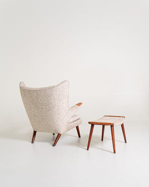 Poltrona “Papa Bear” con poggiapiedi di Hans J. Wegner per A.P. Stolen, Danimarca, anni ’50