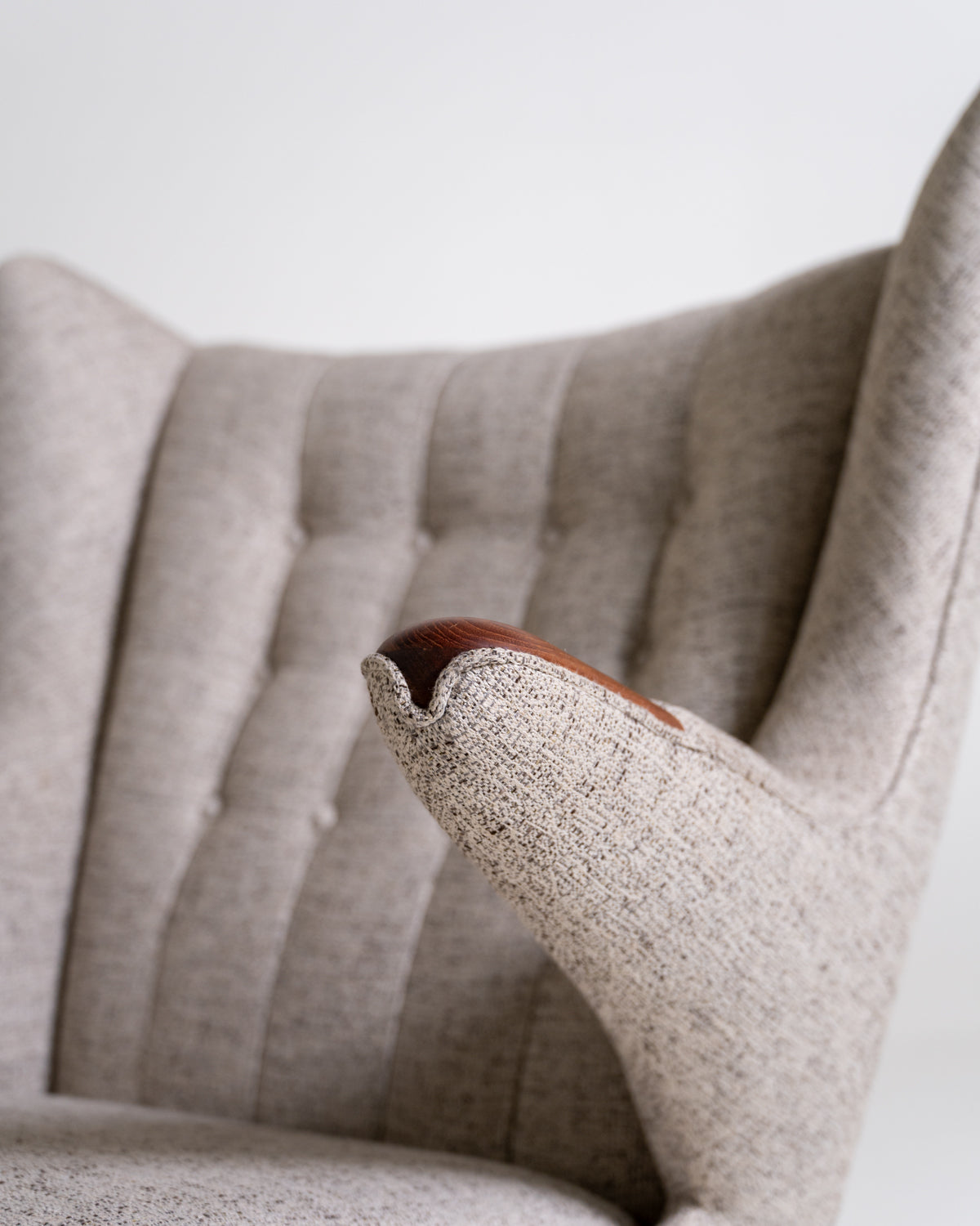 Poltrona “Papa Bear” con poggiapiedi di Hans J. Wegner per A.P. Stolen, Danimarca, anni ’50