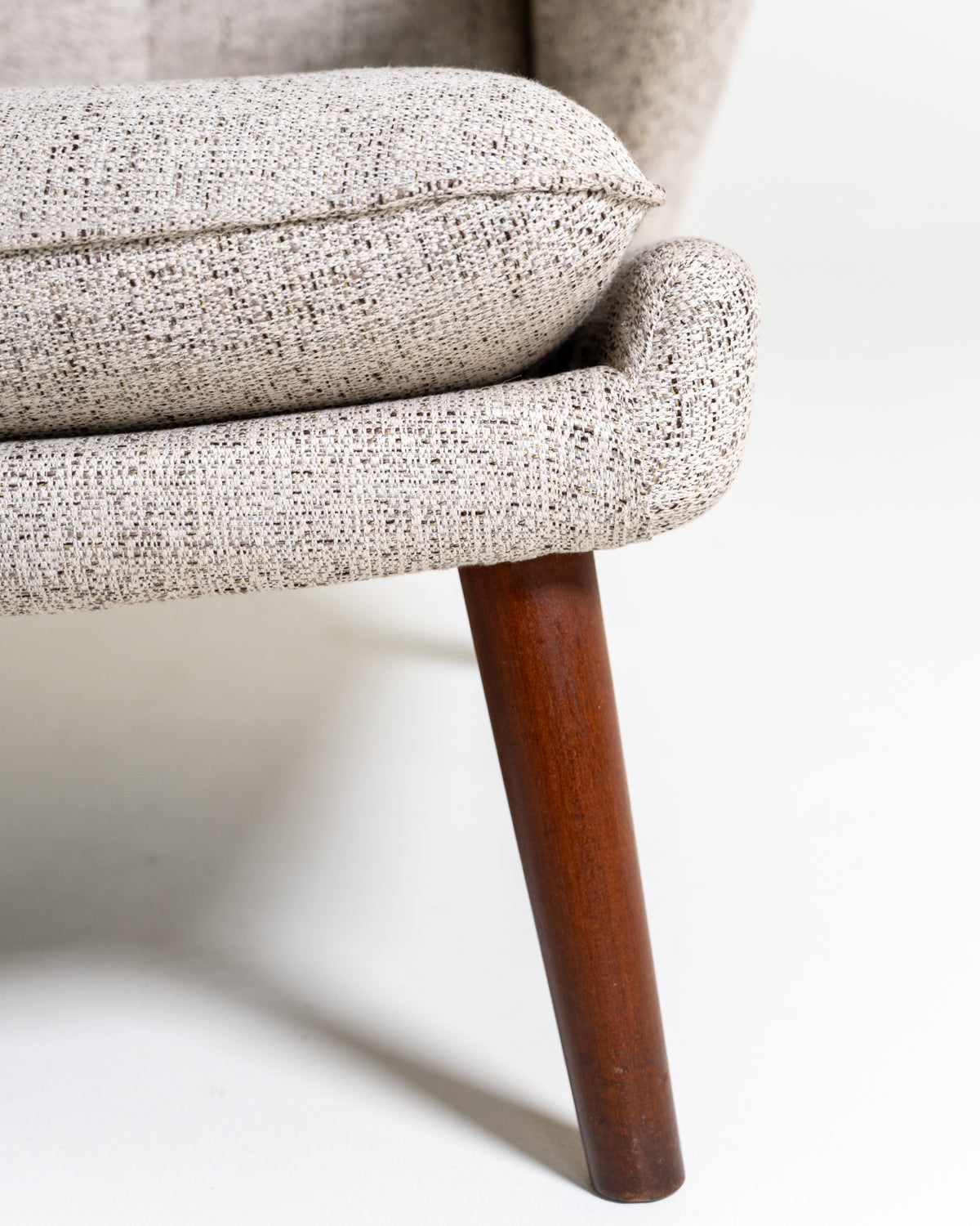 Poltrona “Papa Bear” con poggiapiedi di Hans J. Wegner per A.P. Stolen, Danimarca, anni ’50