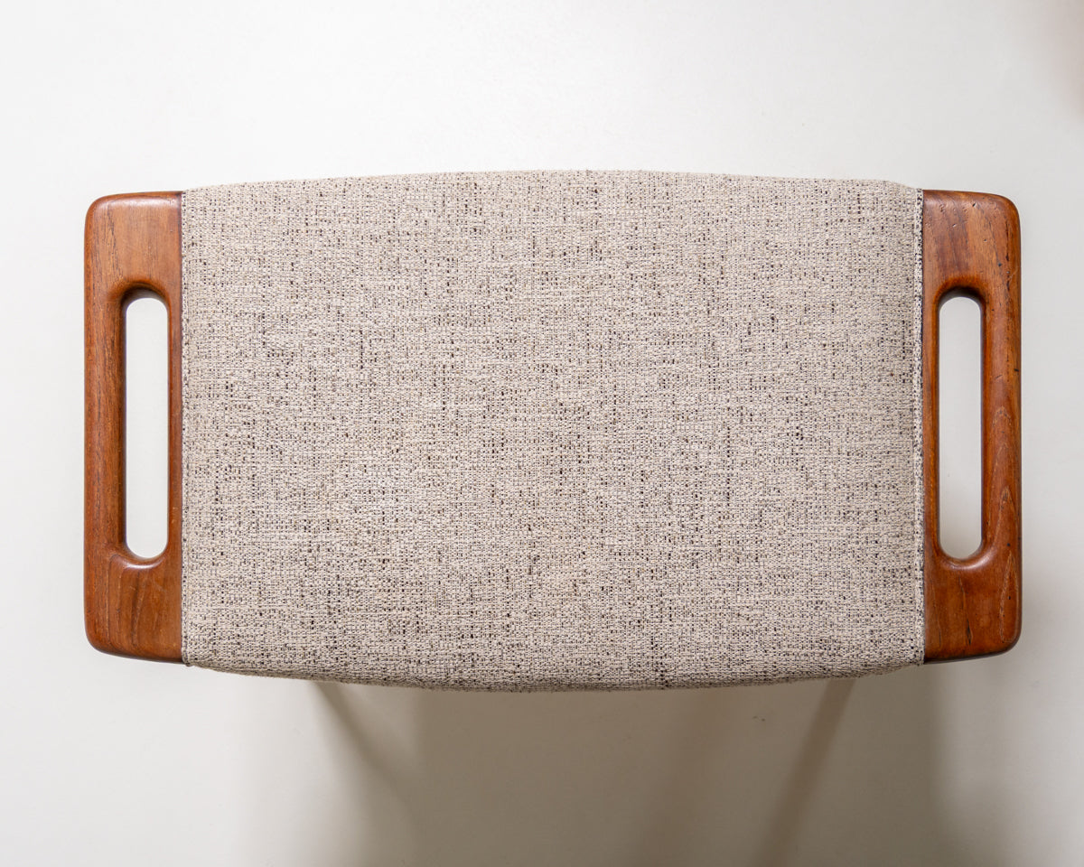 Poltrona “Papa Bear” con poggiapiedi di Hans J. Wegner per A.P. Stolen, Danimarca, anni ’50