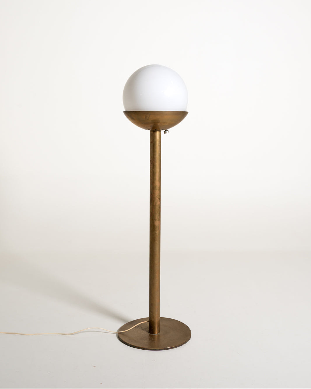 Lampada da terra italiana in ottone, anni ’60
