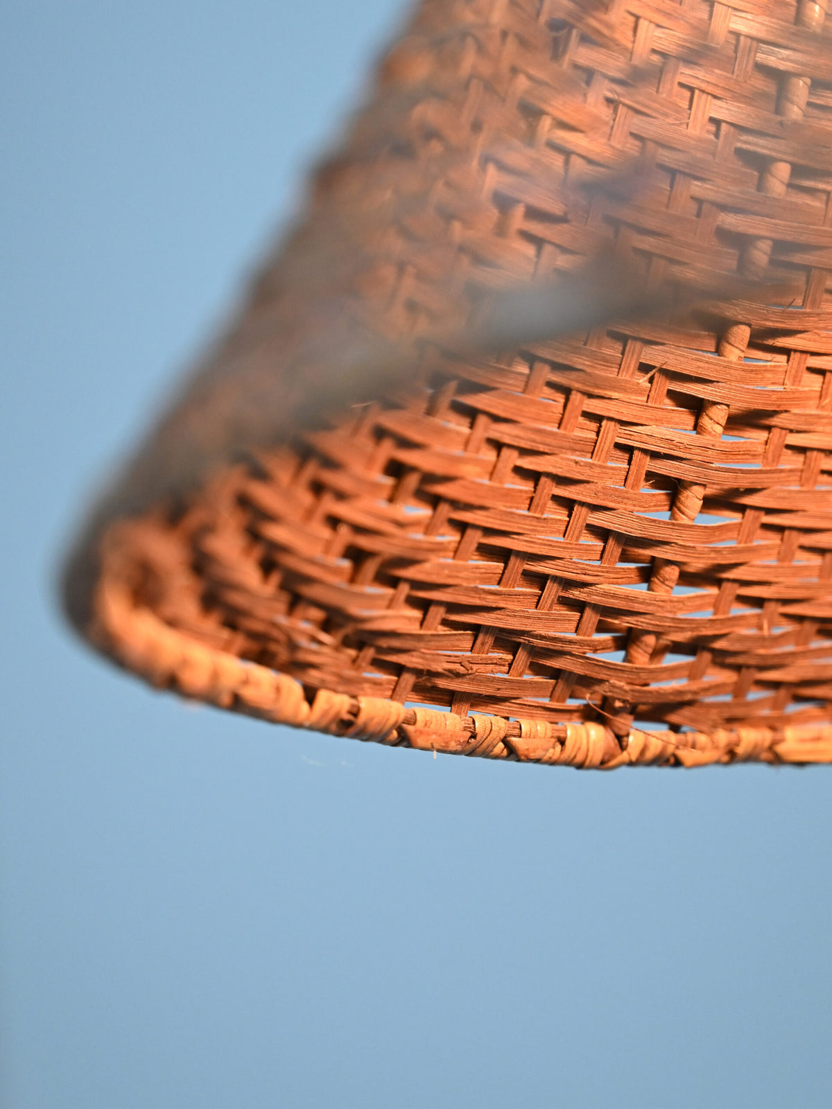 Lampada a piantana con paralume in rattan