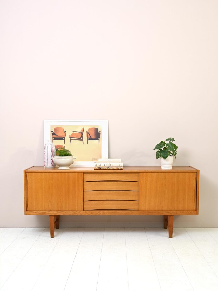 Sideboard scandinavo con cassetti centrali