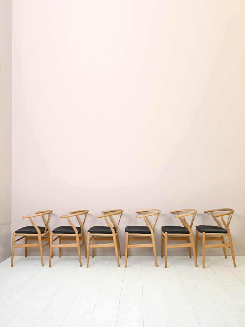 Set-di-sei-sedie-modello-‘Wishbone-chair’-di-Hans-J.-Wegner-con-cuscini-in-pelle