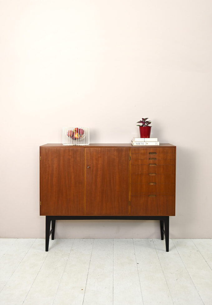 Sideboard-vintage-con-gambe-nere