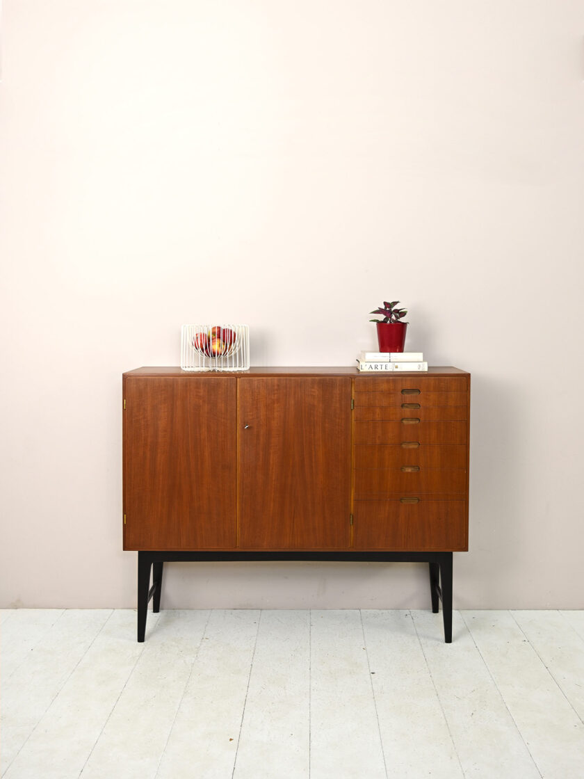 Sideboard-vintage-con-gambe-nere