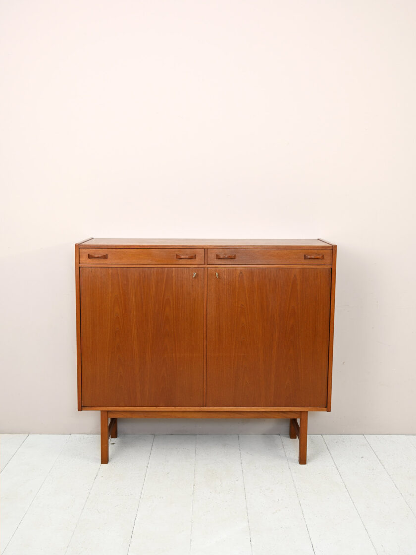 Credenza-vintage-scandinava-con-cassetti