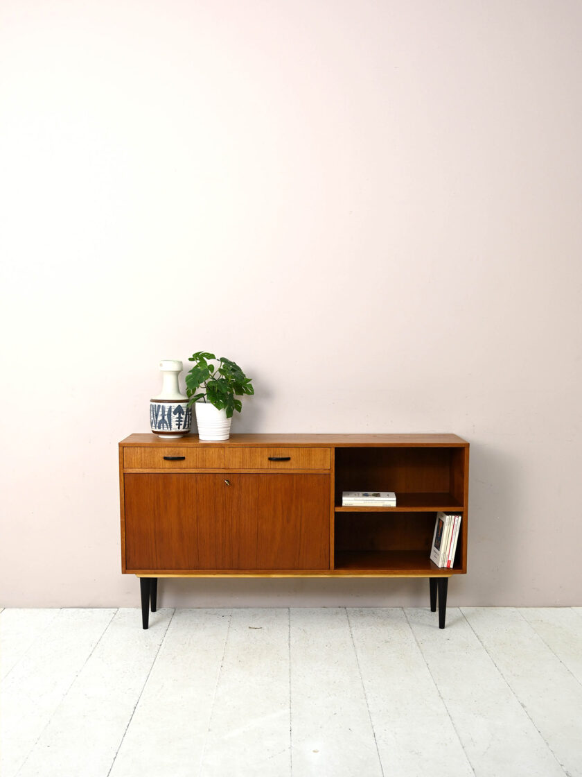 Sideboard con dettagli neri