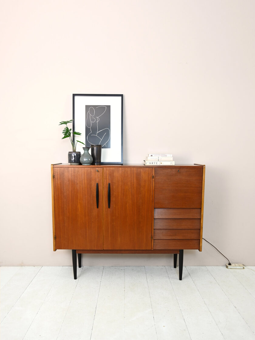 Highboard scandinavo con dettagli neri