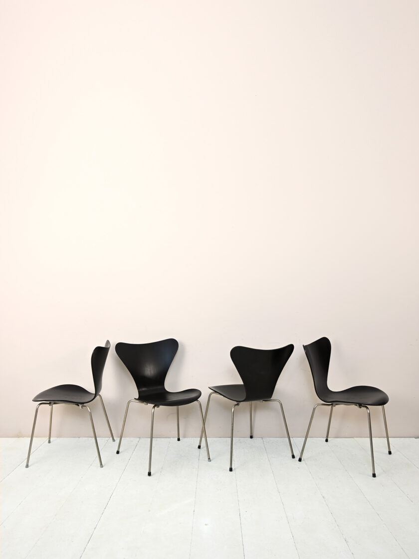 Set of 4 chairs by Arne Jacobsen