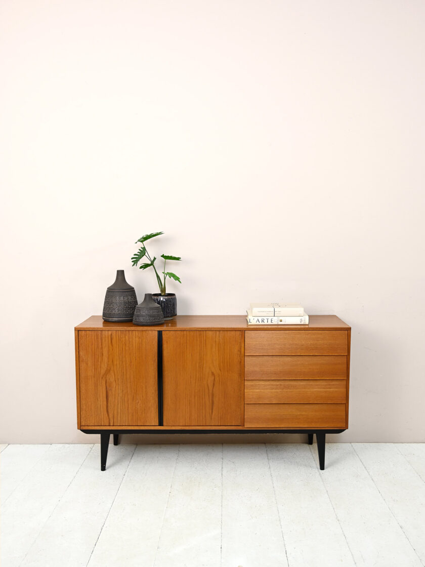 Sideboard scandinavo con dettagli neri