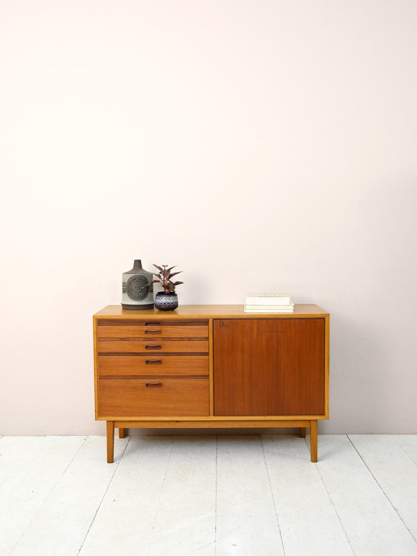 Piccolo sideboard scandinavo con piano estraibile