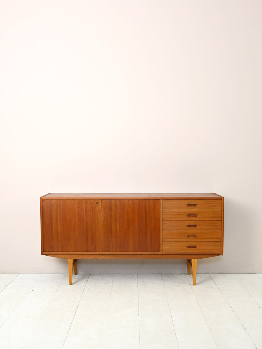 Sideboard-di-modernariato-in-teak-con-cassetti-laterali