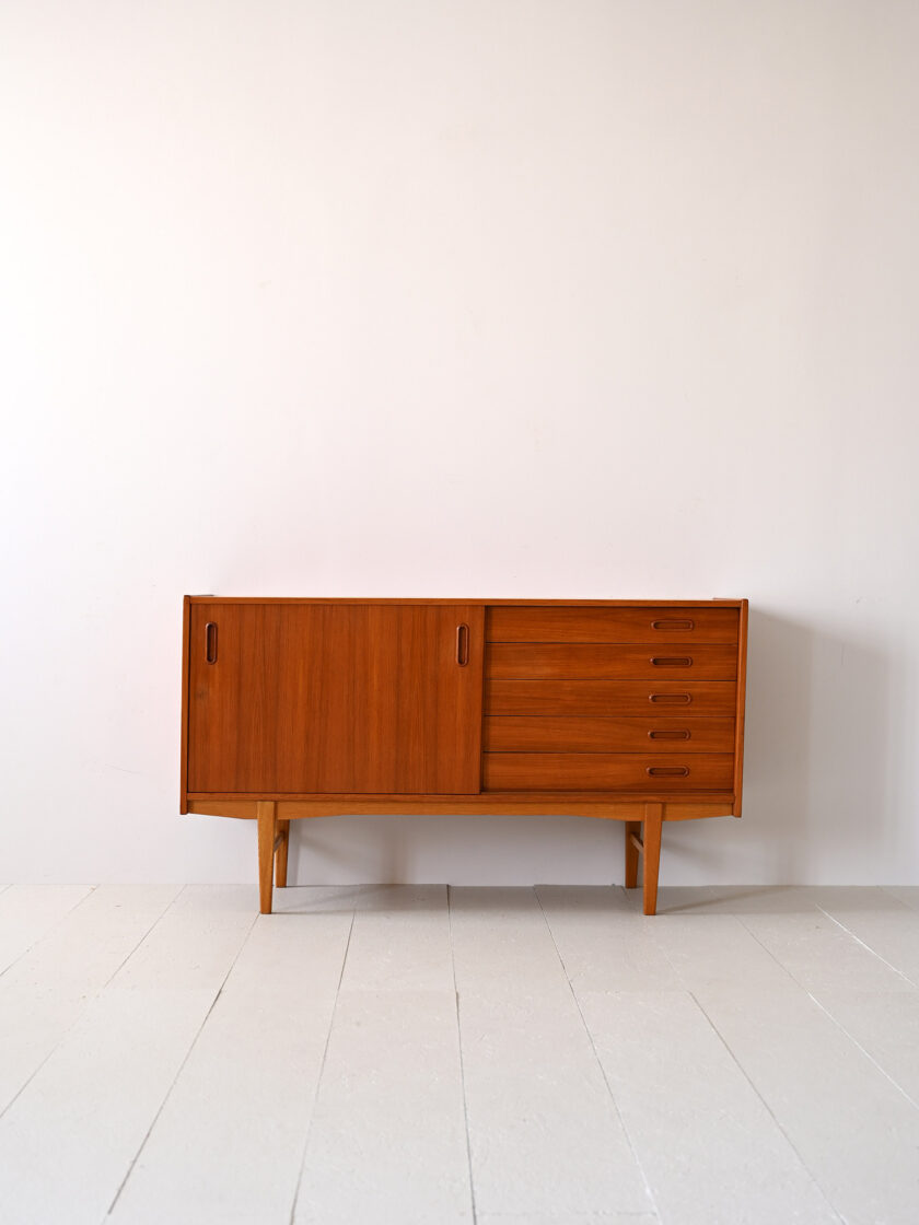 Sideboard nordico con cassetti