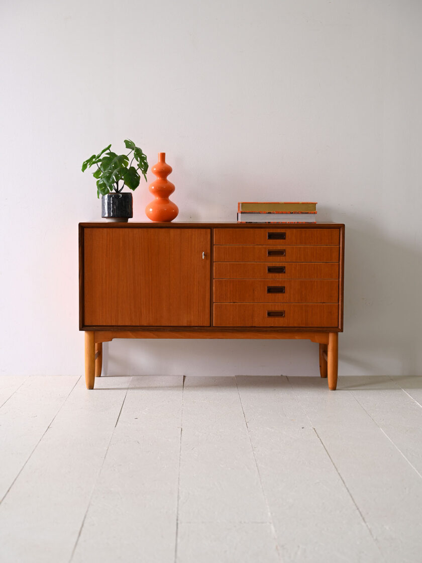 Sideboard-scandinavo-con-cassetti