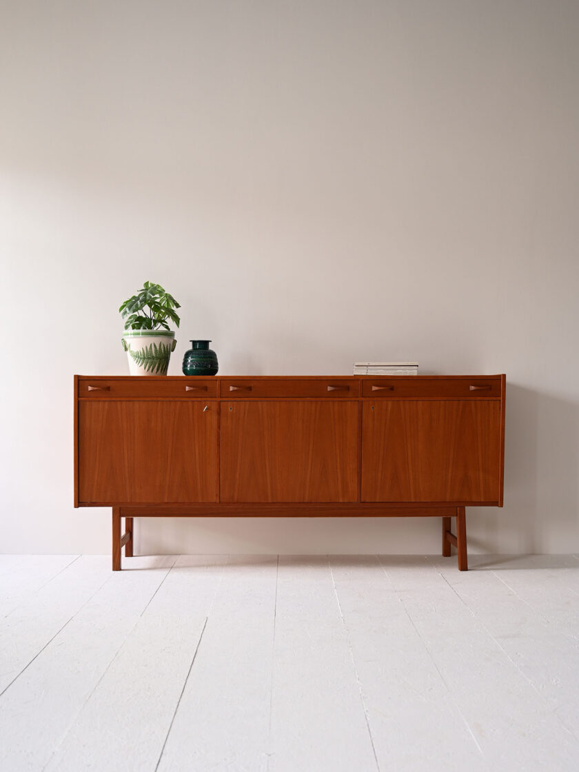 Sideboard-scandinavo-con-tre-cassetti