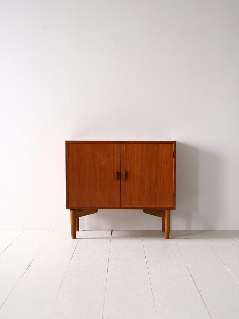 Piccolo-sideboard-vintage-con-ante-in-teak