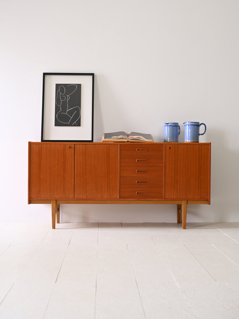 Sideboard-di-manifattura-nordica-con-cassetti