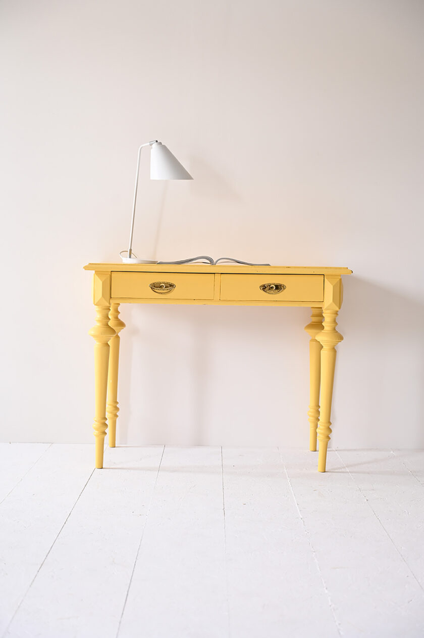 Tavolo-giallo-stile-nordico-con-2-cassetti