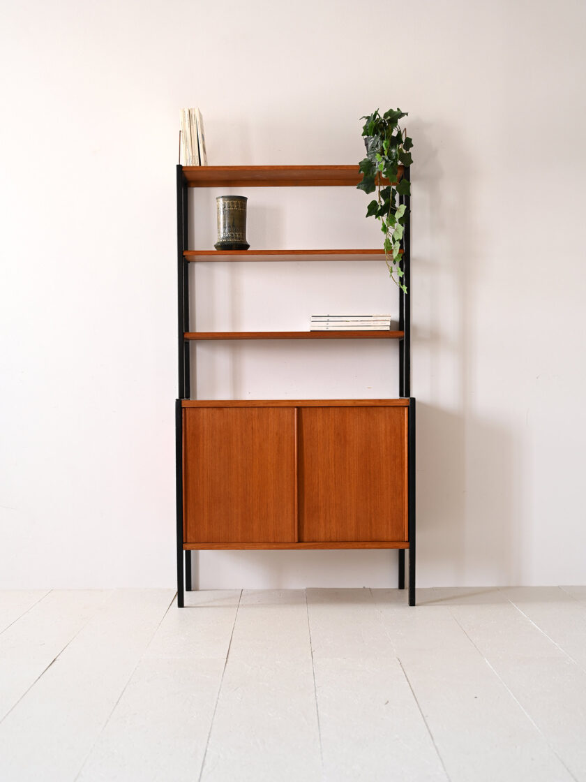 Libreria scandinava in teak con dettagli neri