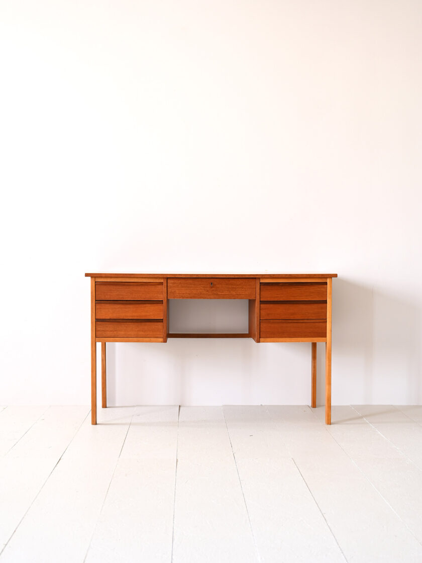 Scrivania vintage scandinava in teak con 7 cassetti