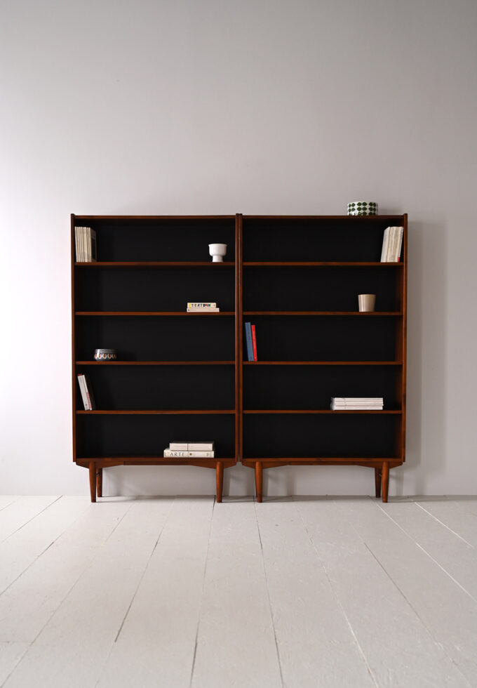 Coppia-di-librerie-vintage-in-teak-con-fondo-nero