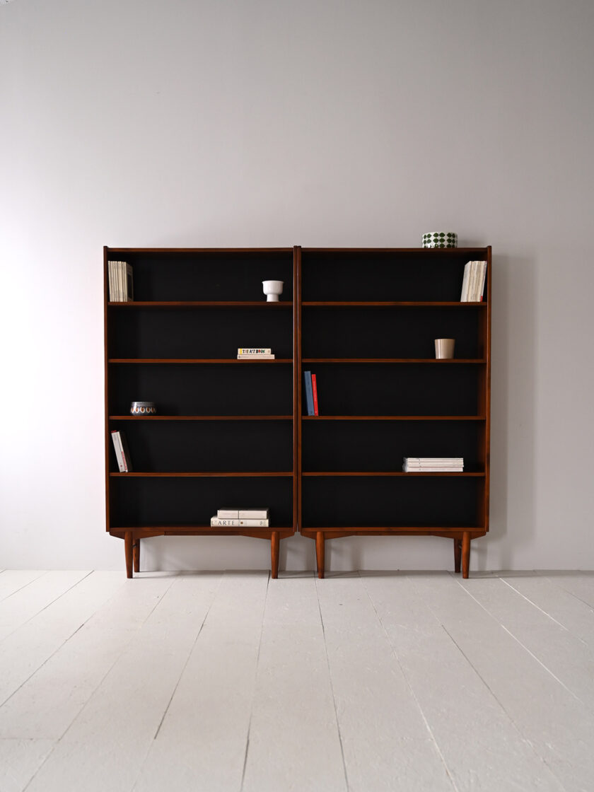 Coppia-di-librerie-vintage-in-teak-con-fondo-nero