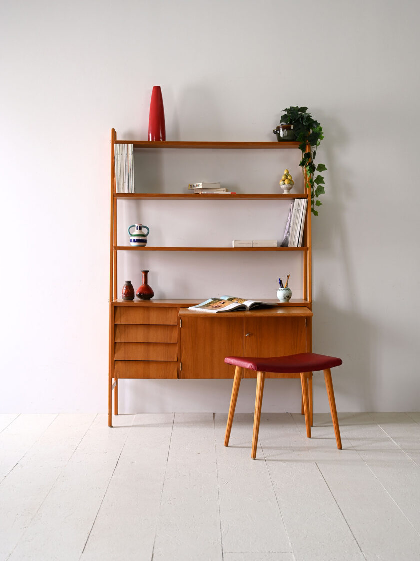 Libreria vintage scandinava con cassetti