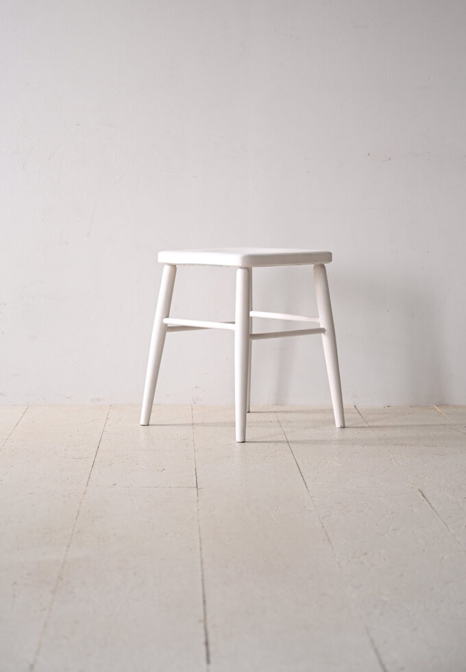 Sgabello-bianco-in-legno-stile-danese