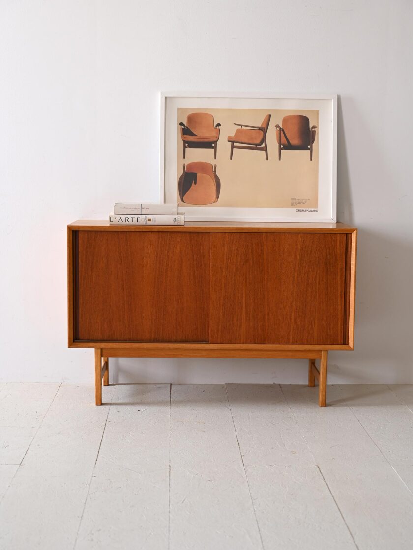 Piccolo sideboard scandinavo con ante scorrevoli