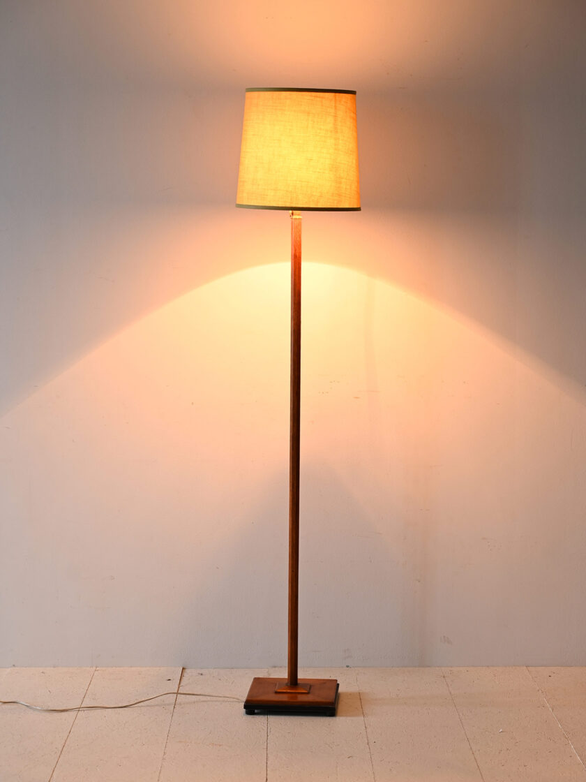 Lampada da terra scandinava gialla