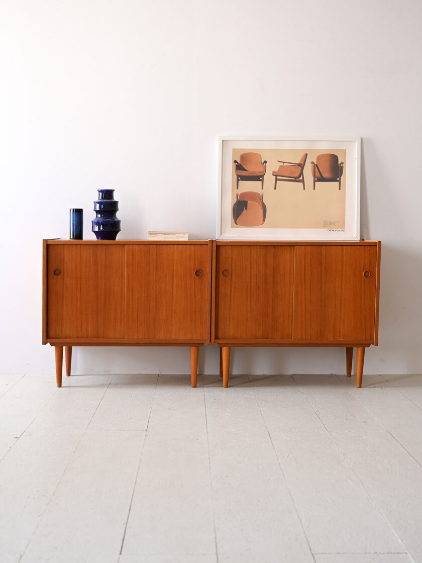 Coppia-di-mobiletti-vintage-in-teak