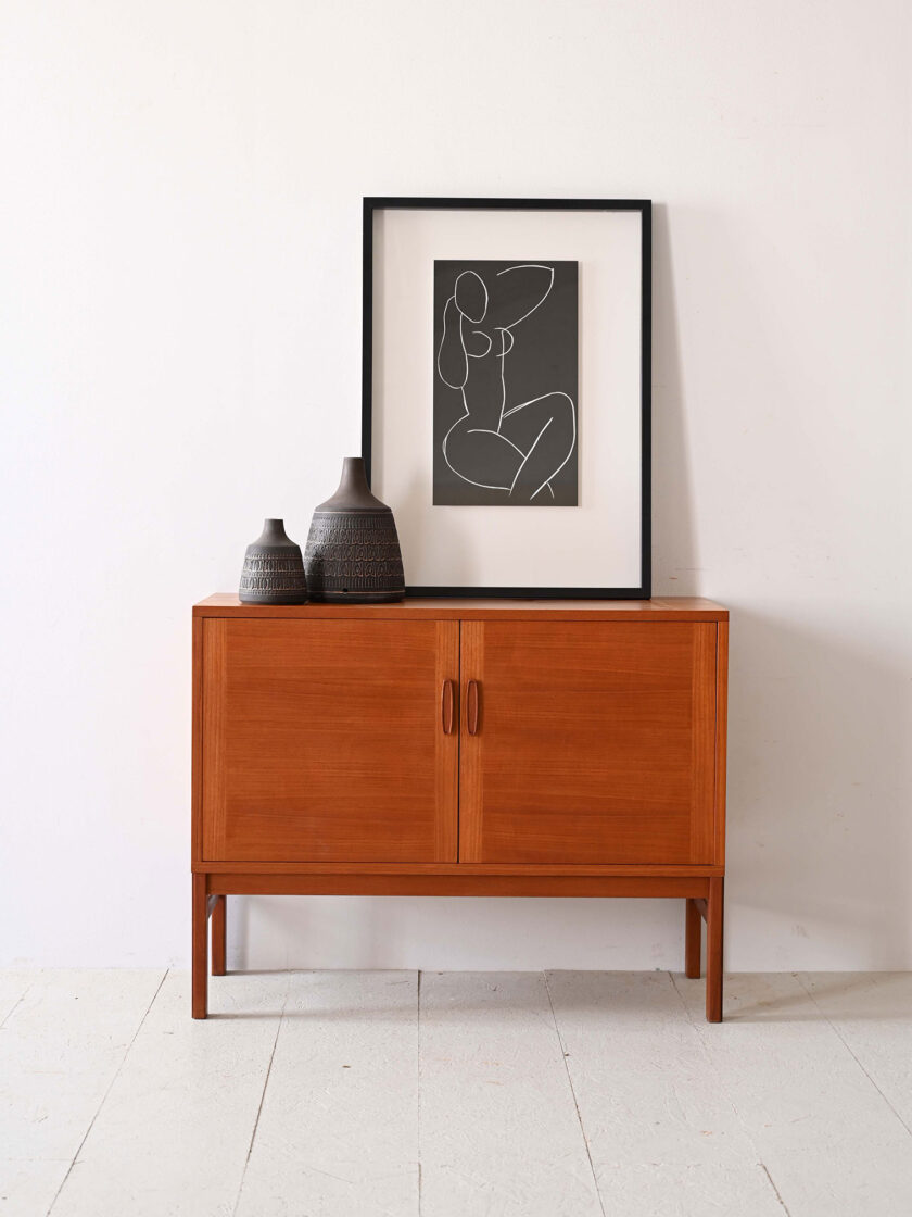 Piccolo sideboard vintage con ante a battente