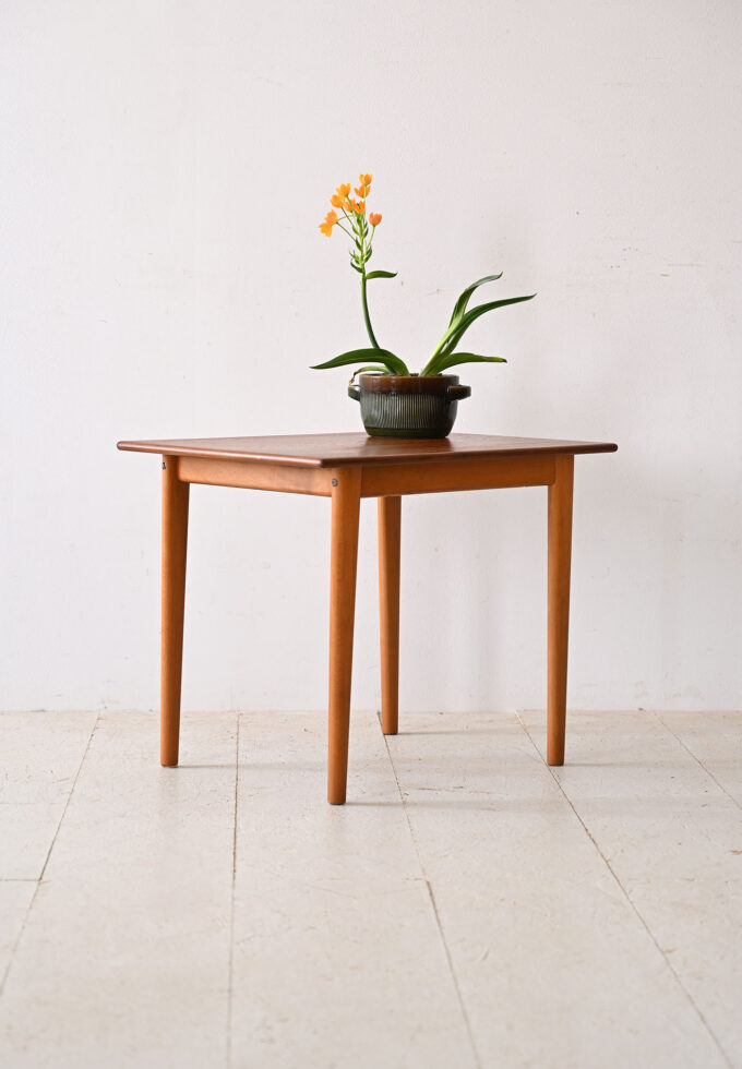 Tavolino-vintage-in-teak